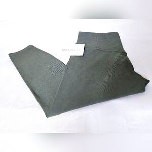 NWT Athleta "Elation Garment MTOL" 7/8 tights size large.